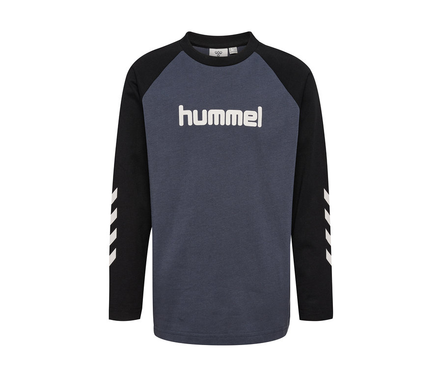 Koszulka hummel® HMLJR Longsleeve z ciemnoszarym korpusem, czarnymi rękawami raglanowymi z białymi paskami w kształcie szewronów i białym logo hummel na piersi.