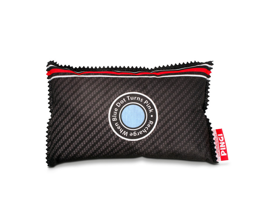 Czarno-szara poduszka pochłaniająca wilgoć do samochodu Pingi z napisem "Recharge when Blue Dot Turns Pink" na białym tle.