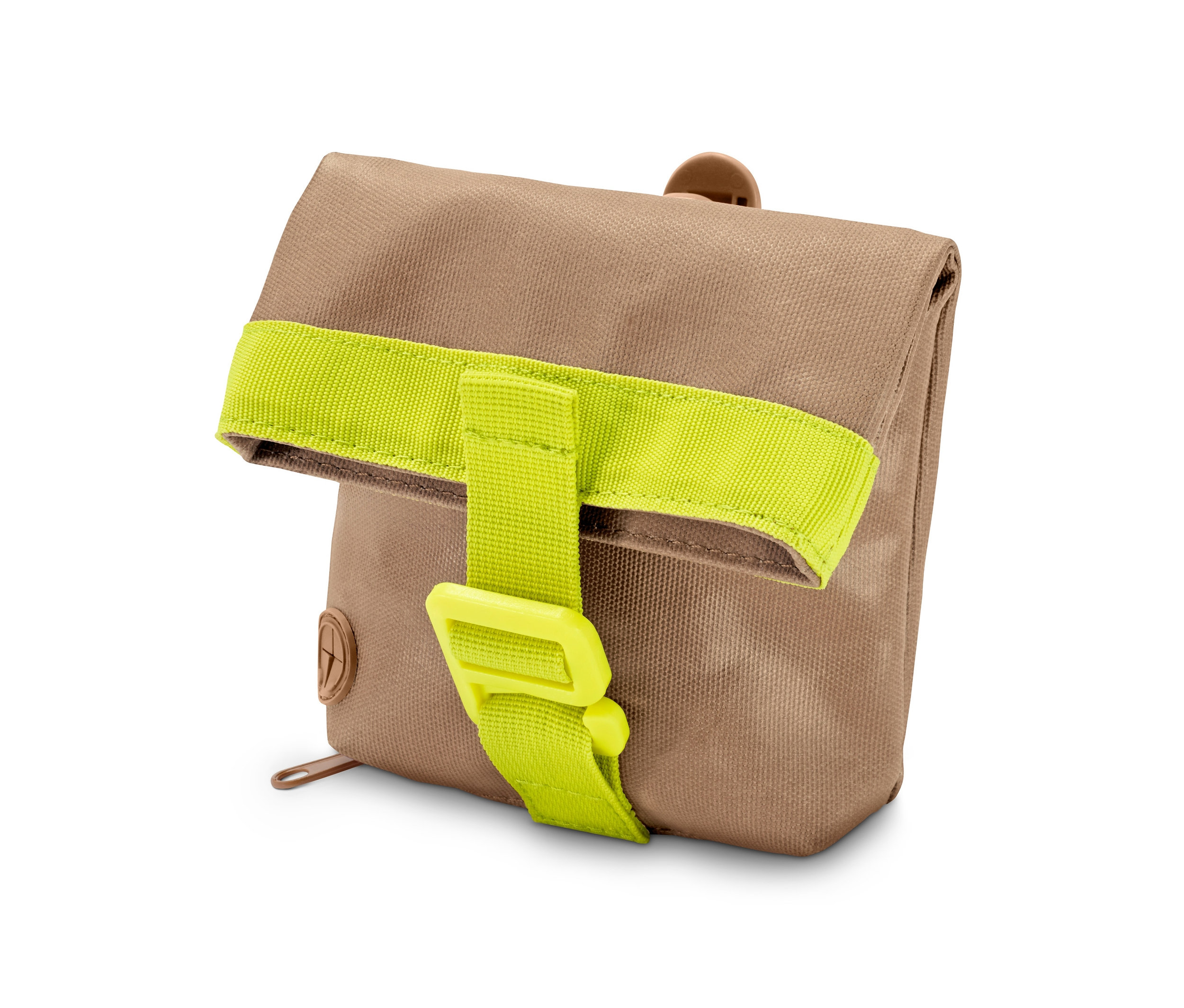 Brązowa saszetka na spacery z psem z zielonym paskiem i klamrą.