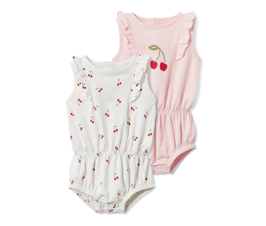Dwa body z bawełny ekologicznej dla niemowląt, jedno białe we wzór w wiśnie, drugie różowe z aplikacją wiśni.