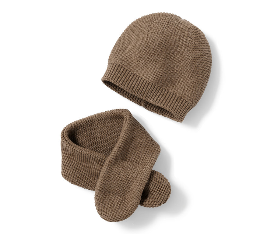 Brązowa czapka i szalik z dzianiny leżą na białym tle.
