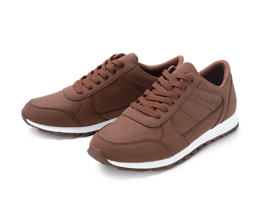 Dwa brązowe buty typu sneakers na białym tle.