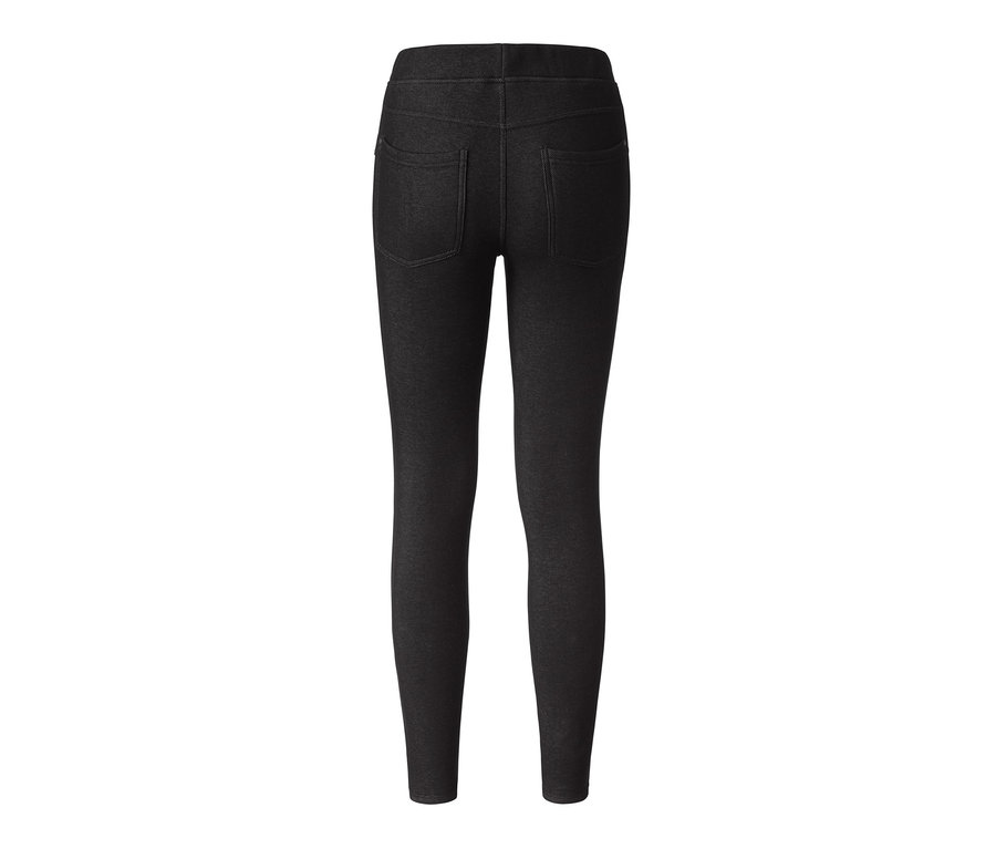 Czarne legginsy na podszewce stylizowane na dżinsy widziane od tyłu.