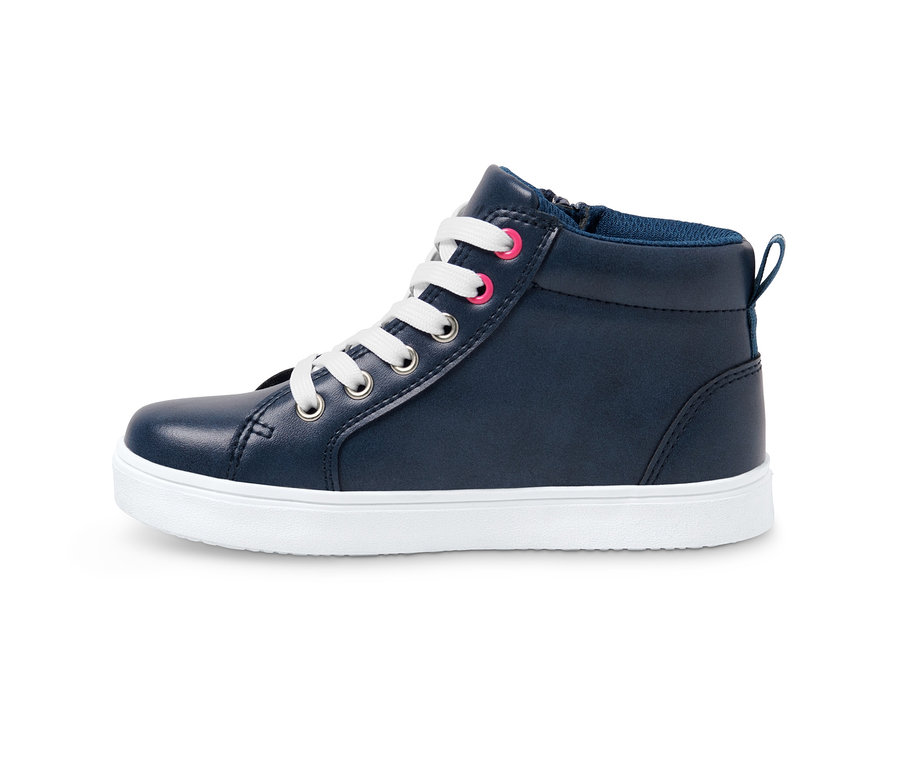 Szczegół buta typu sneaker z białą podeszwą i białymi sznurowadłami.