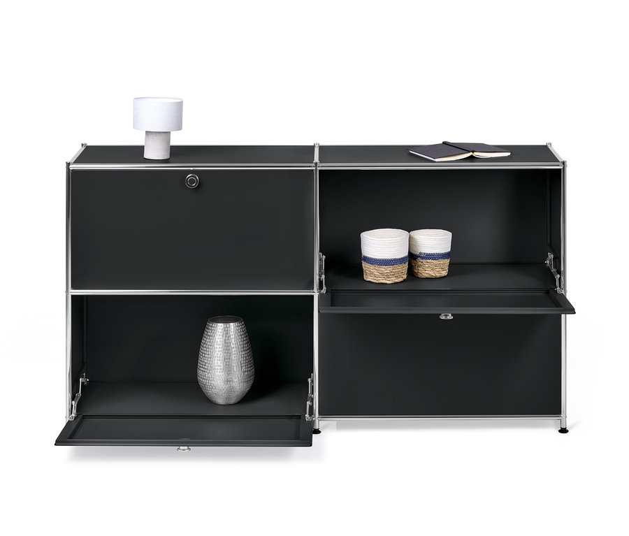 Czarna szafka typu sideboard „CN3” z 4 klapami, z których dwie są otwarte.