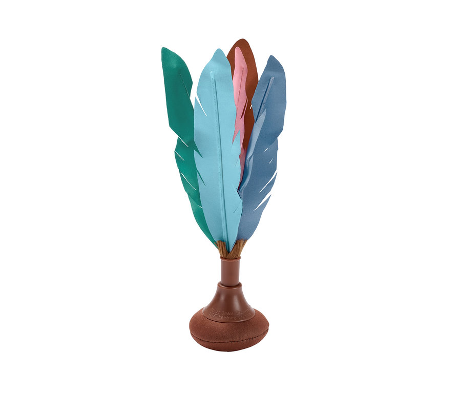 Lotka z piórami w kolorach zielonym, niebieskim, różowym i brązowym.