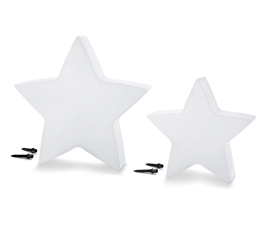 Dwie lampy solarne ogrodowe »Gwiazda« w różnych rozmiarach i kołki mocujące na białym tle.