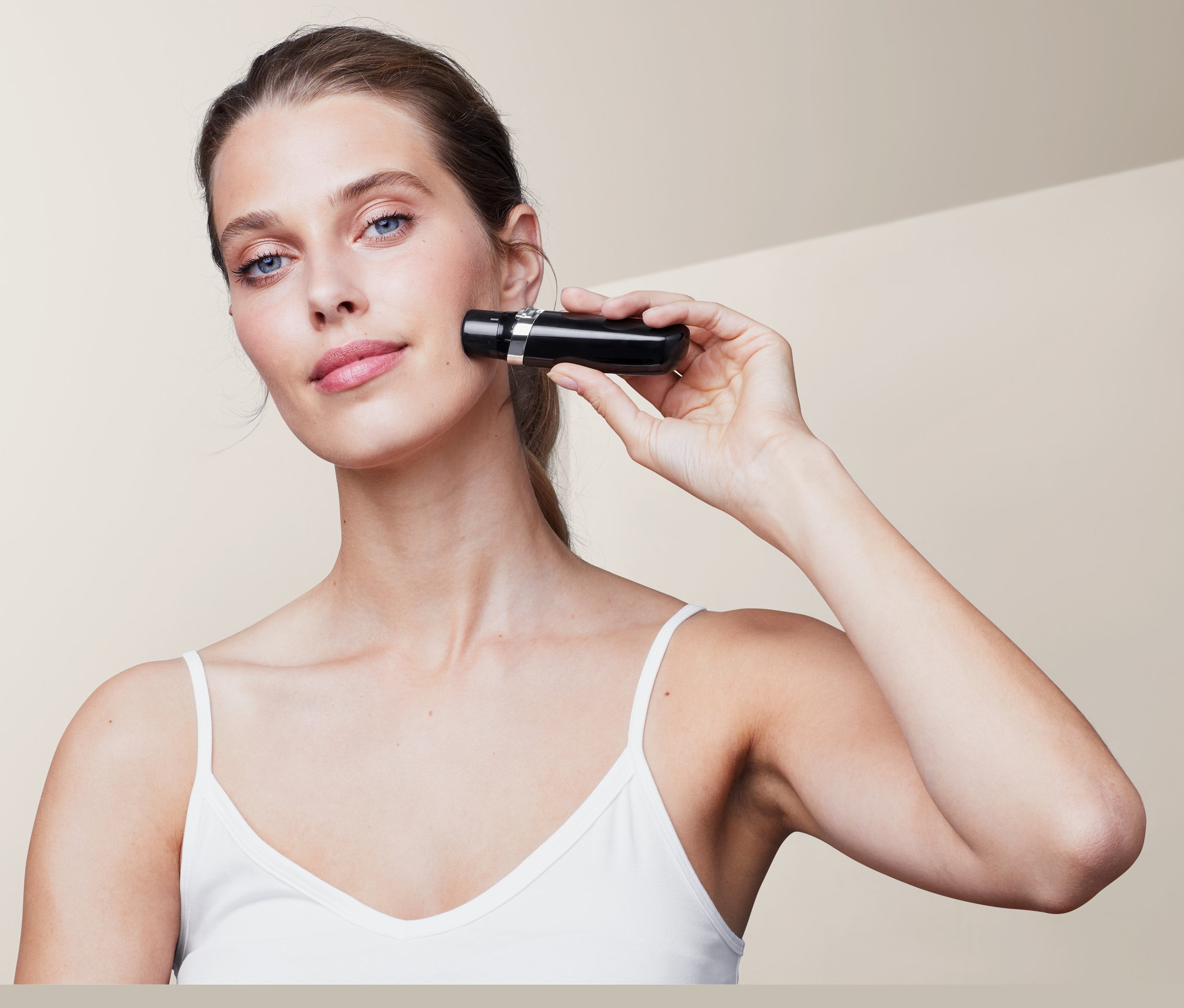 Kobieta używa elektrycznego depilatora do twarzy.