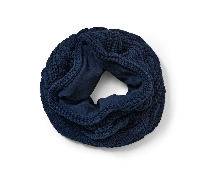 Zbliżenie na szal-komin z dzianiny w kolorze granatowym.