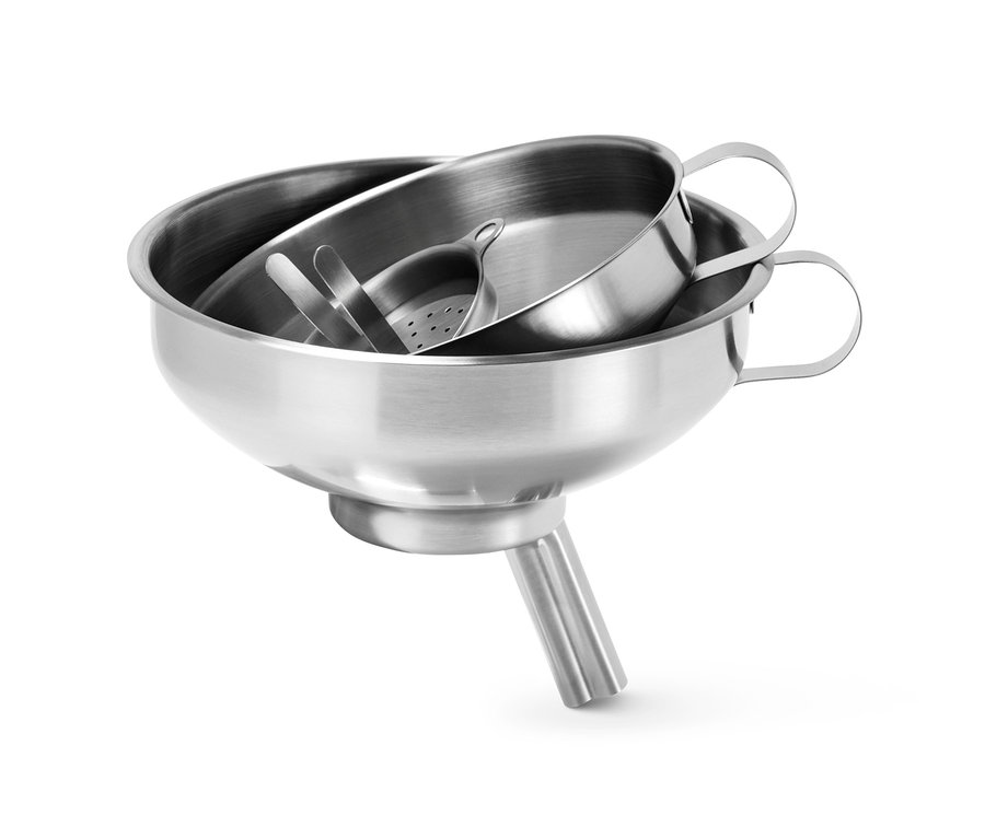 Zestaw lejków ze stali nierdzewnej: Trzy lejki ze stali nierdzewnej o różnych rozmiarach ułożone jeden w drugim.