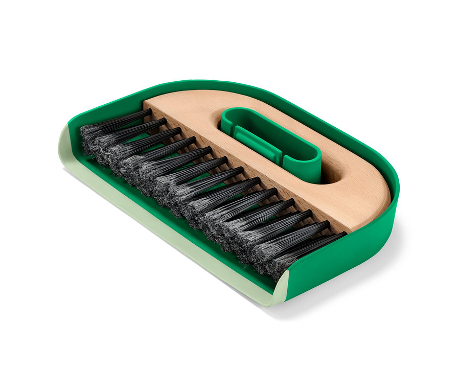 Zmiotka i szufelka z zieloną ramą.