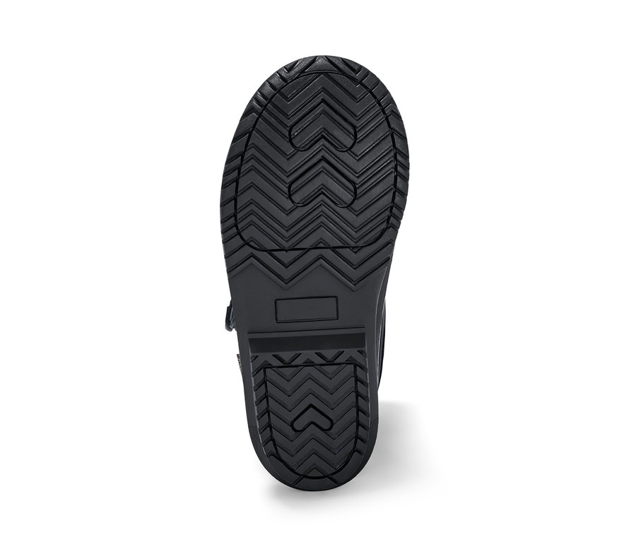 Szczegółowy widok podeszwy czarnych butów dziecięcych na każdą pogodę.