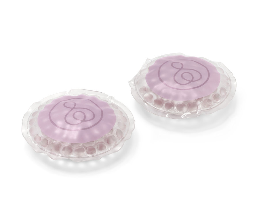 Dwa chłodzące okłady na oczy leżą na białym tle.