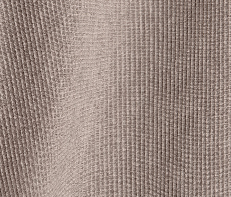 Zbliżenie na jasnobrązową bluzę dresową.