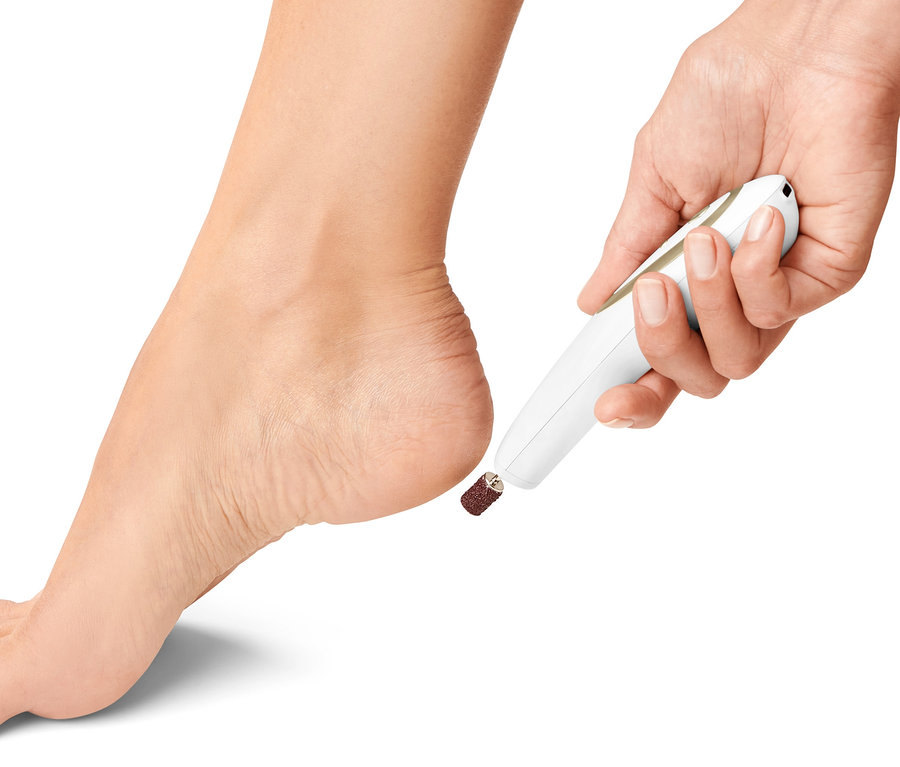 Stopa jest pielęgnowana za pomocą urządzenia do manicure i pedicure.