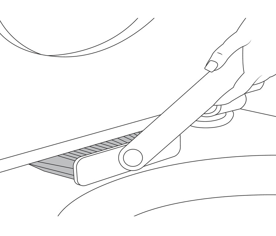 Ręka trzyma szczotkę do fug 4 w 1 i czyści fugi.