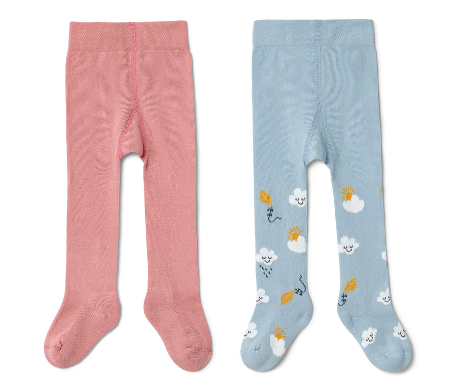 Dwie pary rajstop dziecięcych: różowe i niebieskie w chmurki.