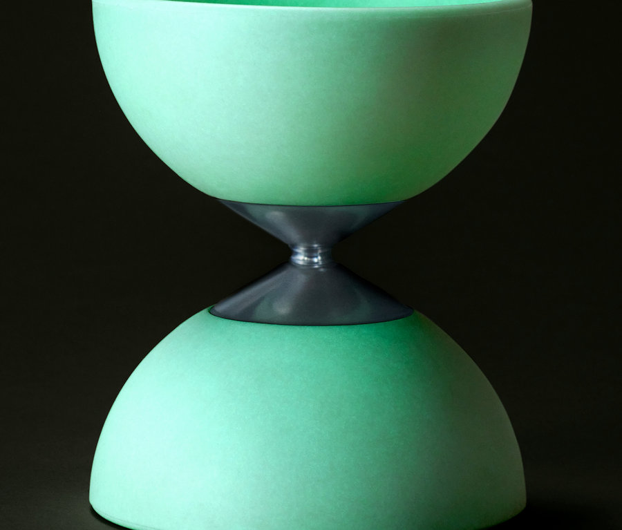 Zielone Diabolo „Glow in the dark” na ciemnym tle.