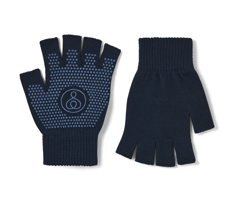 Dwie granatowe rękawiczki do jogi bez palców leżą obok siebie na białym tle.