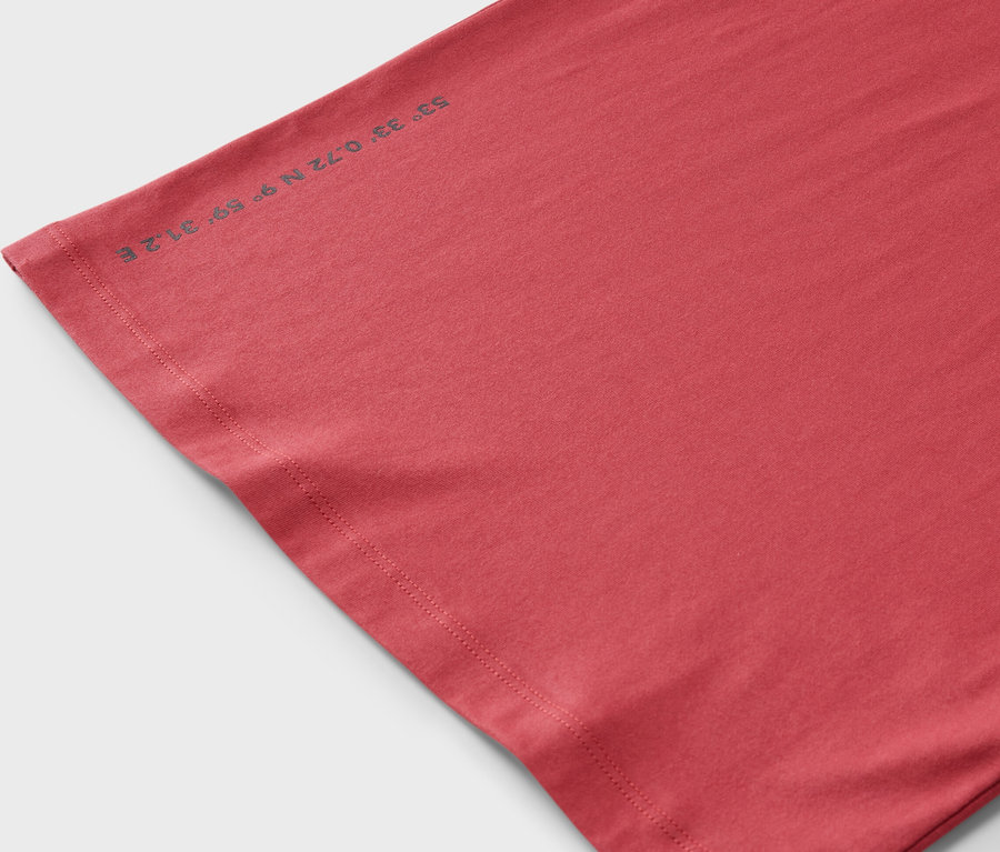 Zbliżenie na różową koszulkę dziecięcą (2 sztuki) z szarym nadrukiem współrzędnych.