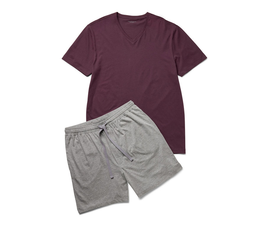 Piżama: bordowa koszulka i szare szorty.