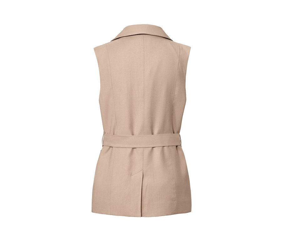 Beżowa kamizelka z wiązanym paskiem.