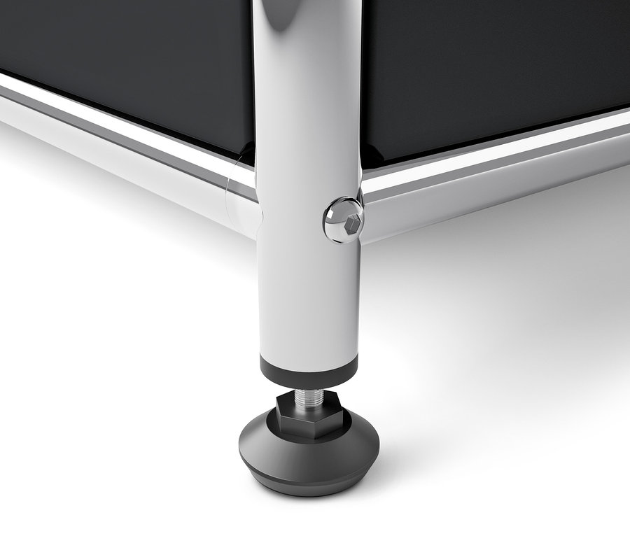 Zbliżenie na czarną metalową szafkę CN3 z chromowaną nogą i regulowaną stopką.