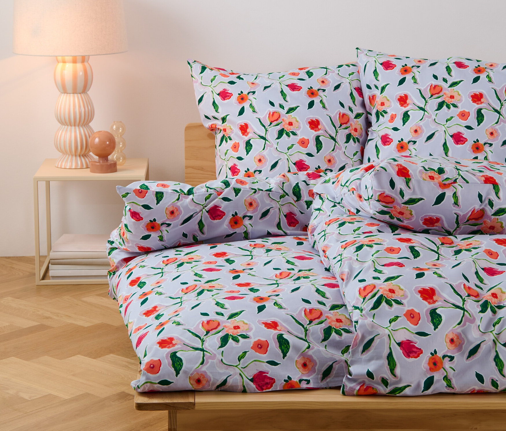 Pościel z bawełny renforcé w kwiaty o standardowym rozmiarze na łóżku.