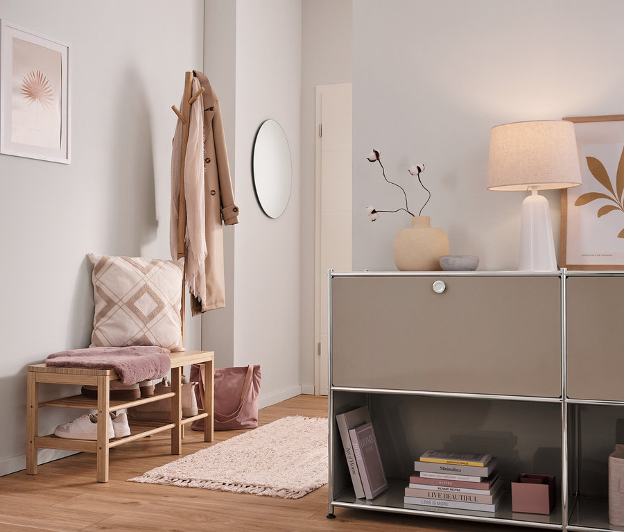 Przedpokój z ławką z wieszakiem na ubrania i metalową szafką „CN3” z 2 klapami.