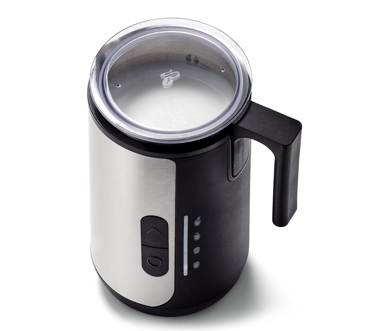 Elektryczny spieniacz do mleka w kolorze srebrnym i czarnym z przezroczystą pokrywką i mlekiem w środku.