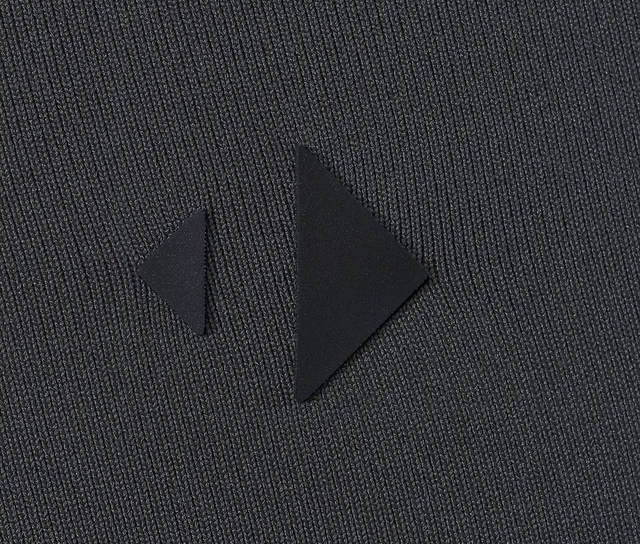 Zbliżenie na spodnie sportowe o długości 7/8 z logo.