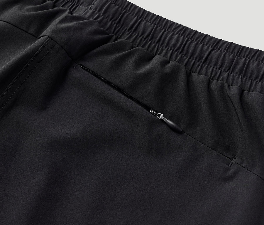 Detal funkcyjnych spódnico-szortów z kieszenią na zamek.