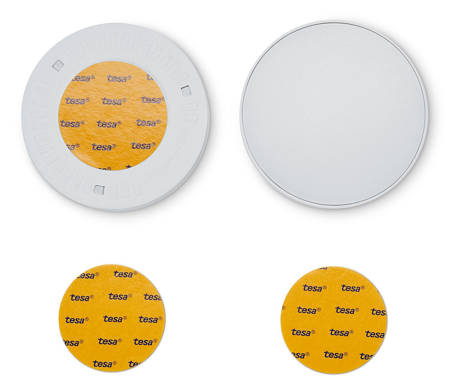 Dwie wielofunkcyjne lampy LED i cztery podkładki samoprzylepne Tesa.