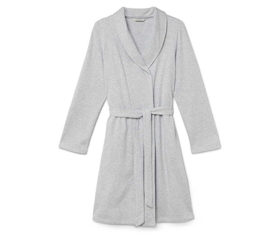 Szary szlafrok w paski z paskiem.