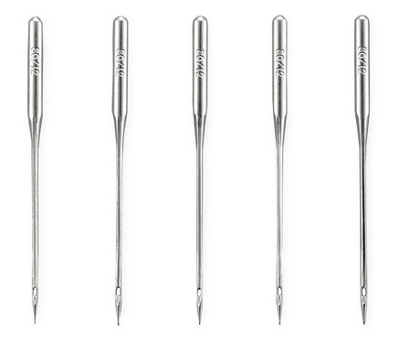 Pięć srebrnych igieł do maszyny do szycia.