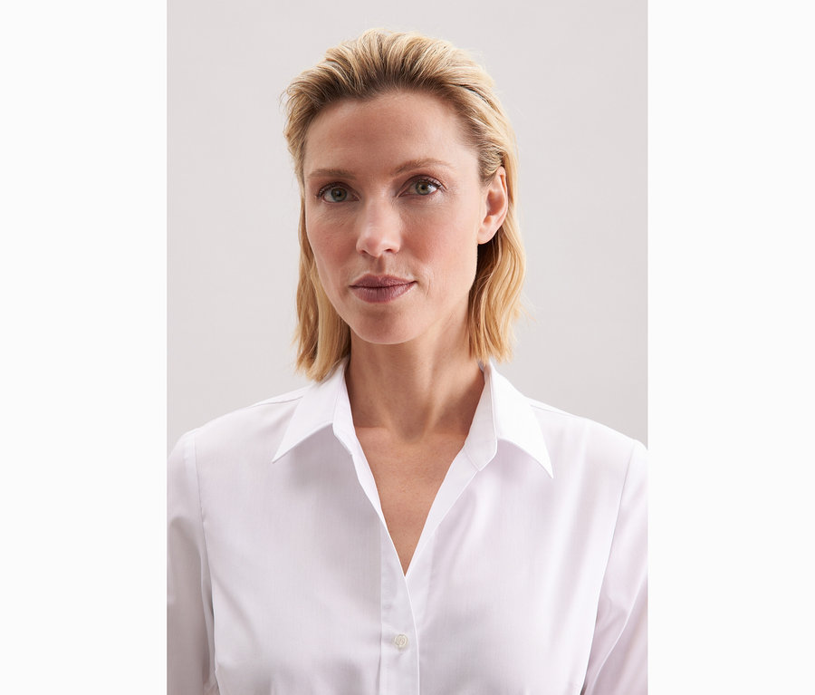 Portret kobiety w białej bluzce Seidensticker Slim Fit non iron.