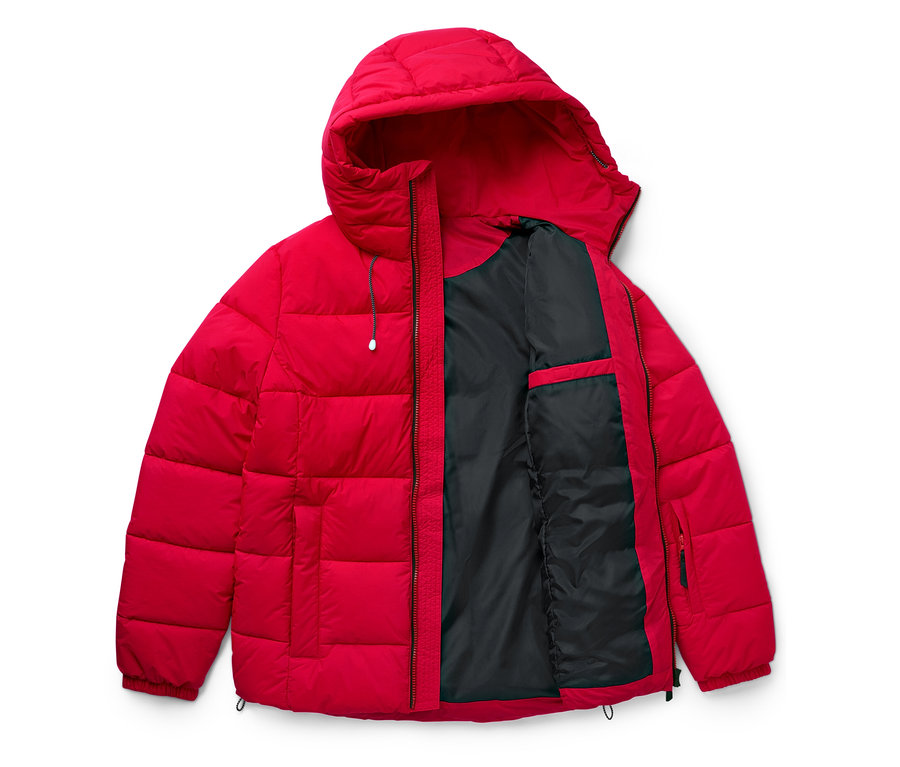 Rozpięta czerwona kurtka puchowa z kapturem i czarną podszewką.