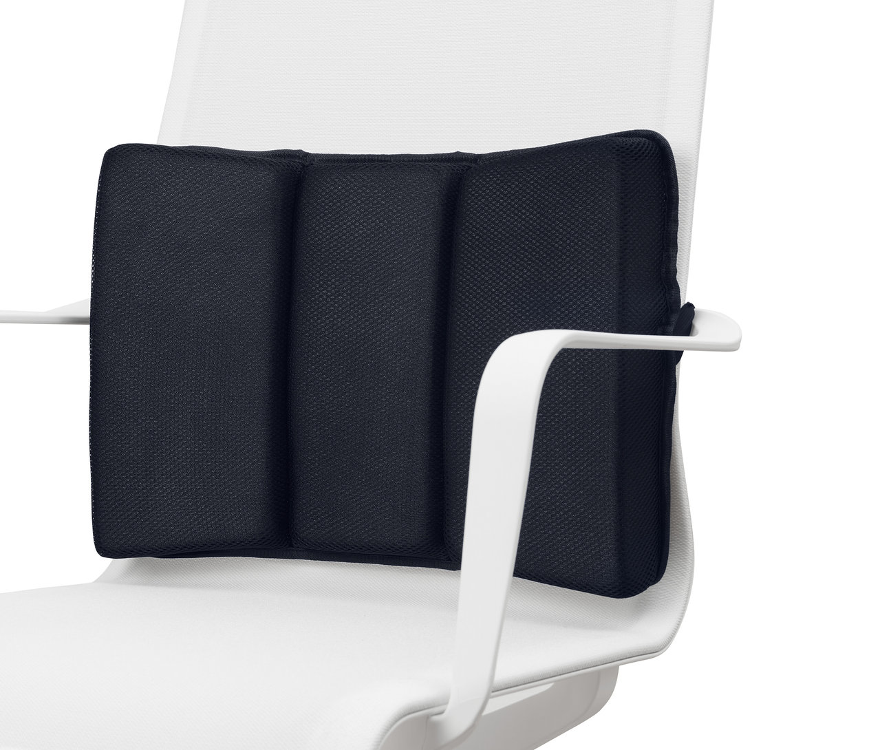 Ciemnoniebieska poduszka lędźwiowa przymocowana do białego krzesła biurowego.