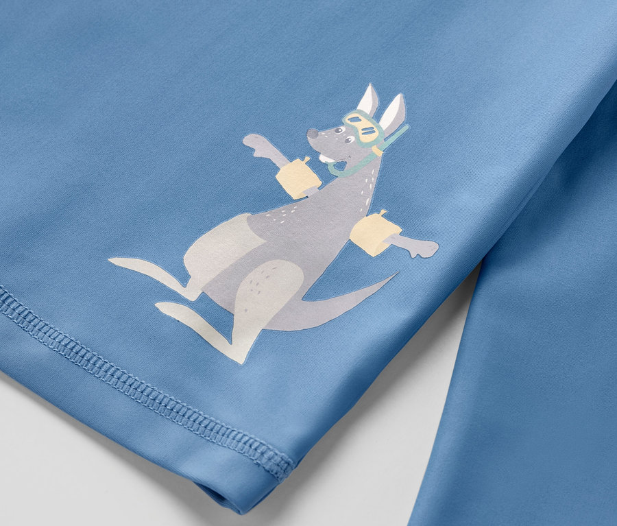 Zbliżenie na komplet plażowy dla dzieci z filtrem UV 80, z nadrukiem kangura w okularach i rękawkach do pływania.