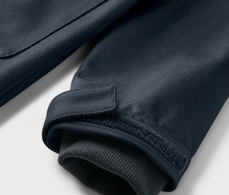 Zbliżenie na rękaw płaszcza z softshellu dla dzieci ze ściągaczem.