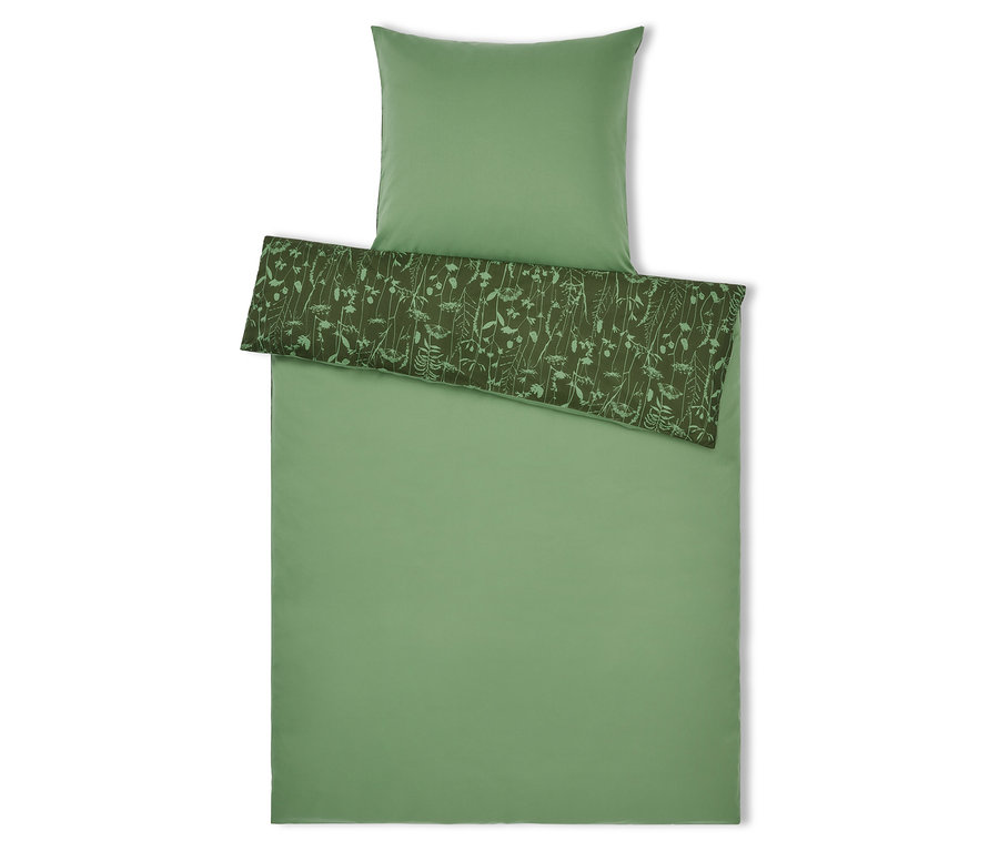 Zielona pościel z kwiatowym wzorem i poduszka na górze.