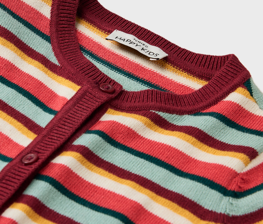 Zbliżenie na dziecięcy, pasiasty sweter Kinder-Strickjacke z bordowymi ściągaczami i guzikami.