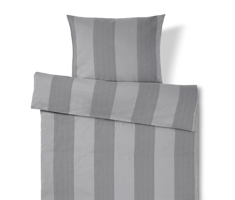 Pościel w paski w kolorze szarym i białym z poduszką na górze.