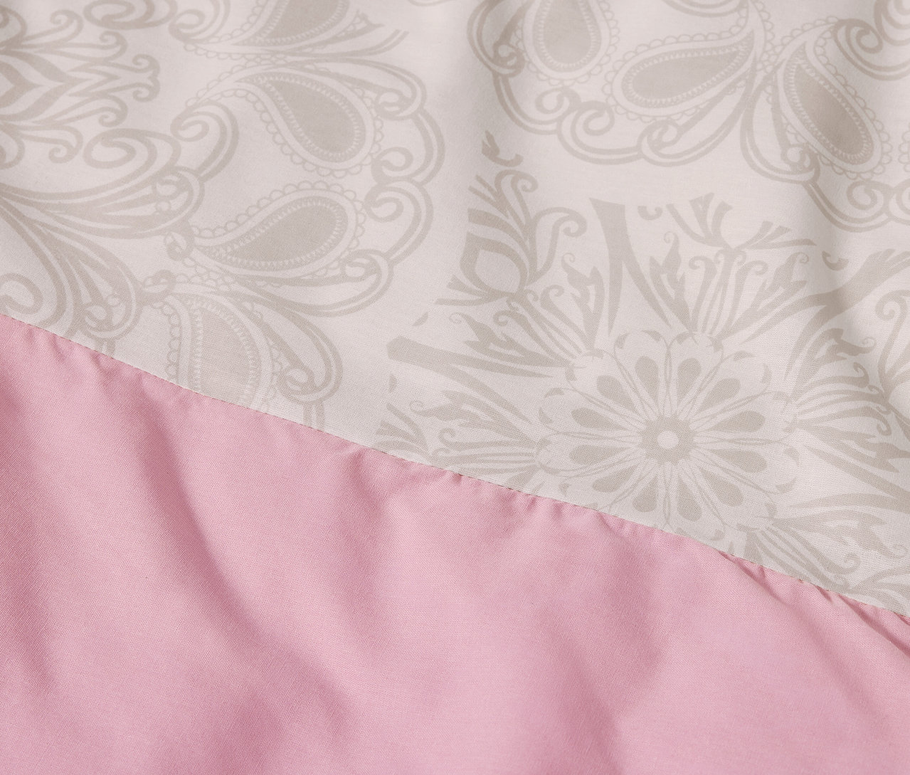 Fragment zielonej pościeli z bawełny renforcé w mandale, rozmiar niestandardowy.