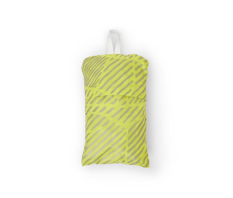 Złożony pokrowiec przeciwdeszczowy na plecak w kolorze żółtym ze srebrnymi paskami i białą pętelką.