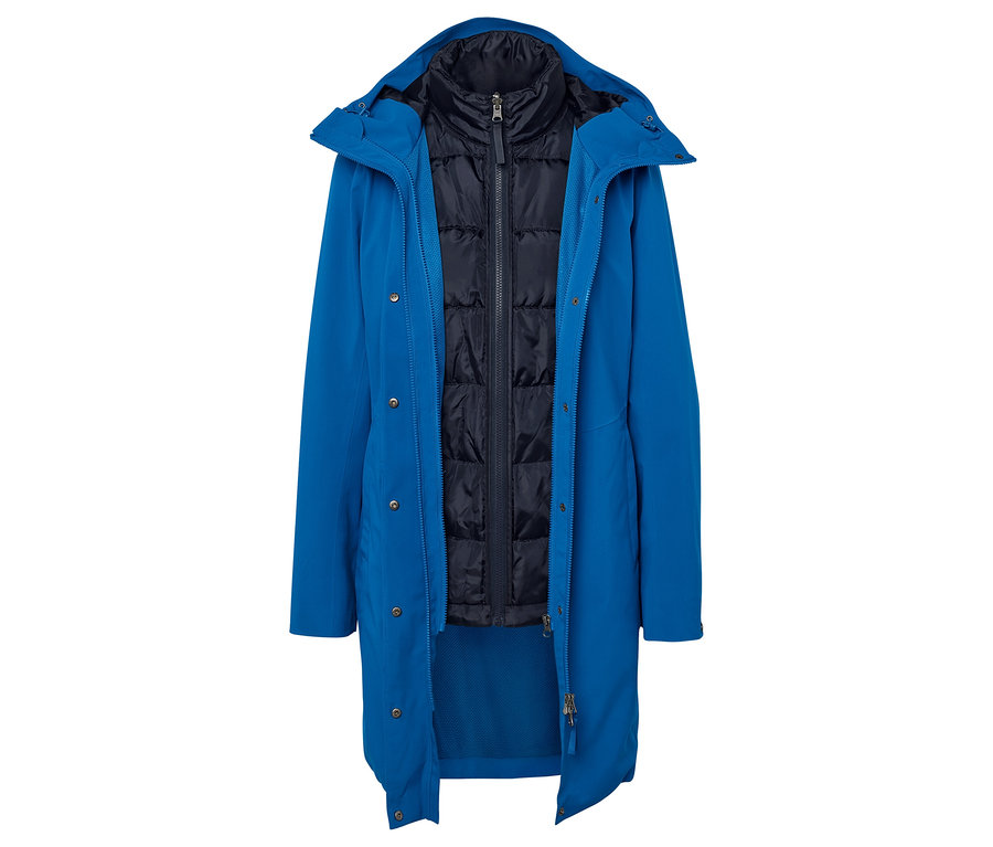 Niebieski płaszcz z czarną kamizelką.