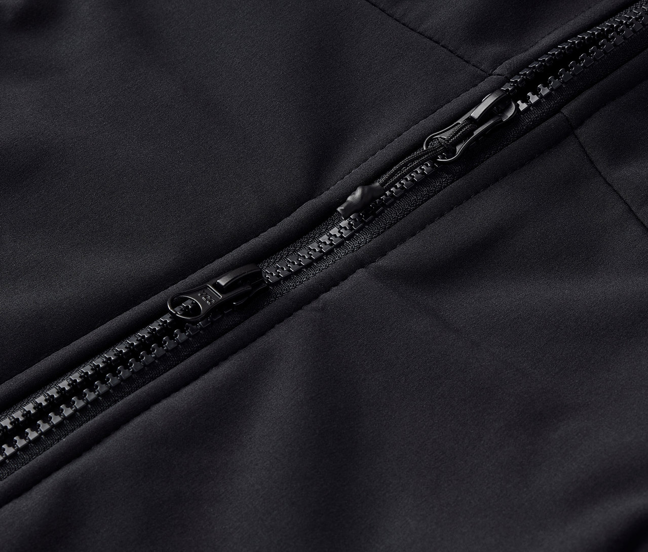 Zbliżenie na czarny zamek błyskawiczny na ubraniu.