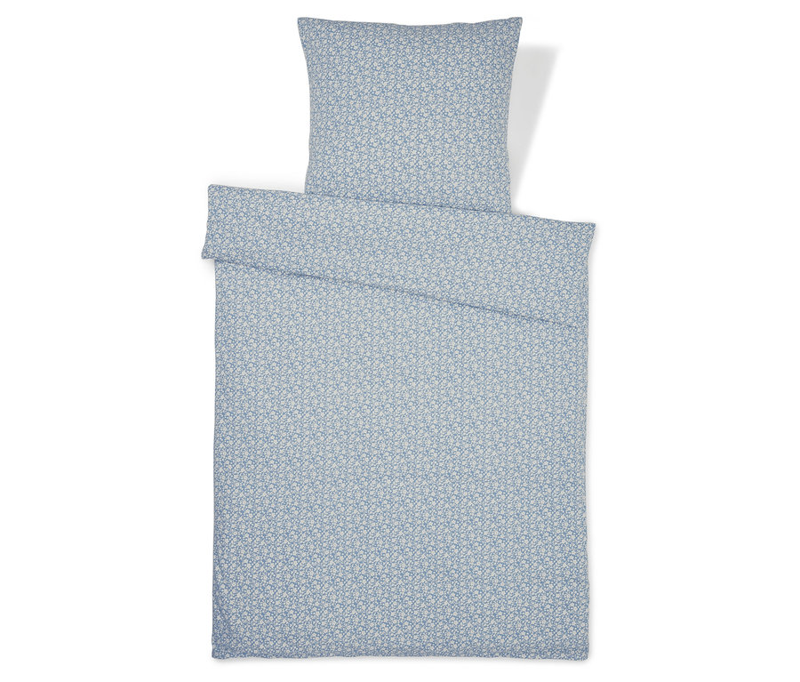 Niebieska pościel z dżerseju w kwiatowy wzór, rozmiar standardowa i wielkość niestandardowa, rozłożona na płasko.