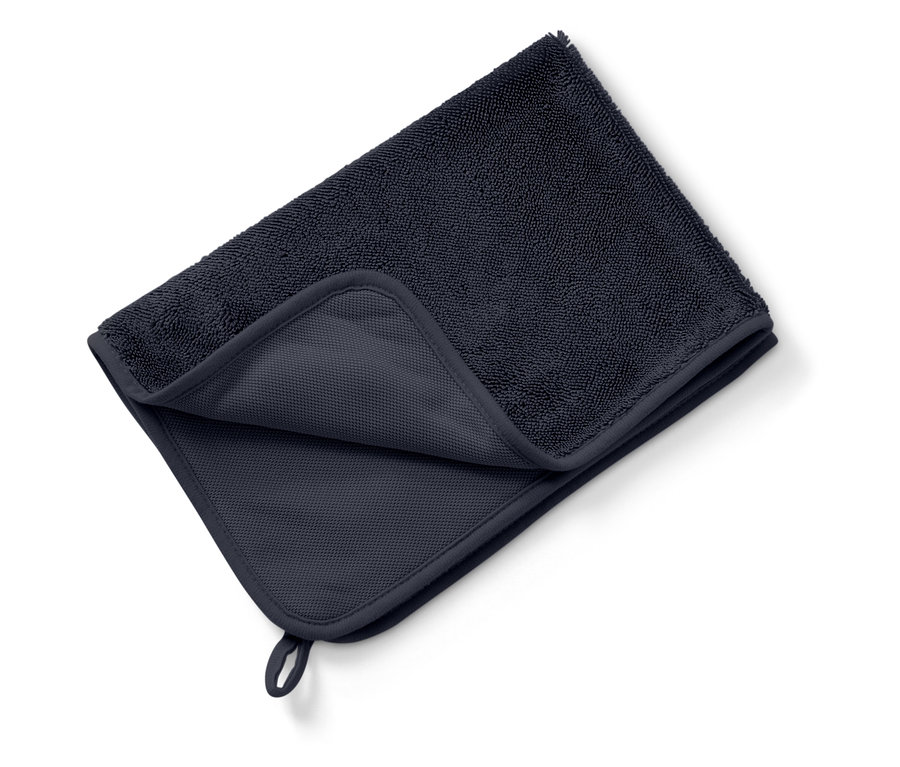 Zbliżenie granatowego ręcznika złożonego na białym tle.