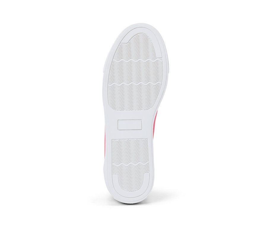 Biała podeszwa płóciennego sneakersa.